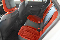 ゆとりをもったシートポジションに前席をスライドさせると、後席の足元はややタイトに。だが座席のサロンを思わせる意匠により、閉所感は抑制されている。