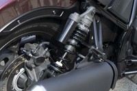 リアサスペンションは左右両持ち（2本組）タイプ。プリロードアジャスターが備わっている。