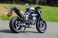「KTM790デューク」は、24年の歴史を持つKTMのロードモデル「デューク」シリーズの最新モデル。フレームやエンジンなど、主要なコンポーネンツはすべて新開発となっている。