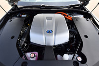 ハイブリッドユニットは、3.5リッターV6エンジンベース（写真）と2.5リッター直4エンジンベースの2種類がラインナップされる。