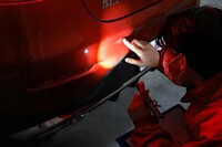 今回は日の光の届かない地下駐車場での査定となったが、そのチェックは入念。キズの有無などは車両の情報として入札する業者に伝えられる。