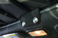 「ロータス・エリーゼ」や「ホンダS660」と同じく、ソフトトップの脱着は完全に手動。写真のネジを外したのちに、横から巻き取っていく方式だ。