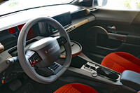 ダッシュボードには10.25インチのディスプレイが2基備わる。なお、室内写真は販売店展示車ゆえ、保護フィルムが剥がされていなかったり、紙製マットが敷かれたままのものがある。