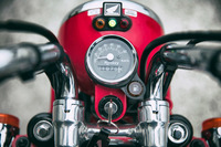 メーターは速度計のみのアナログ・単眼式。オドメーターや燃料の警告灯を備えるなど、意外や装備は現代的だ。