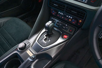 トランスミッションは6段のデュアルクラッチ式AT。スタート時にガコン、バコンと音を立てるのは“昔から”だが、度重なる改良を経て、変速マナーは大幅に洗練された。