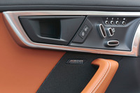 シートの調節スイッチは、室内側ドアパネルに設けられる（写真右上）。中央に見えるスピーカーは、37万2000円のオプション「Meridianデジタルサウンドシステム」に含まれるもの。