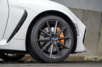 ホイールに施されるダークメタリック塗装も「STI Sport」の特徴。タイヤサイズは「S」と同じく前後同径の215/40R18で、試乗車にはミシュランのスポーツタイヤ「パイロットスポーツ4」が装着されていた。