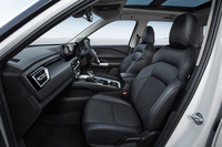 三菱が3列7人乗りの新型SUV「デスティネーター」を世界初公開の画像