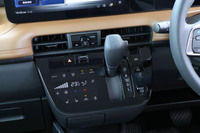 オーソドックスなレバー式のシフトセレクターを採用し、その右側にエンジンのスタート／ストップボタンとパーキングレーキのスイッチ、左側にエアコンのコントロールパネルとドライブモードセレクター、ハザードスイッチを配置。直感的に操作できる使いやすいレイアウトになっている。