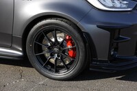 GRMN専用18インチホイールには、高性能スポーツタイヤ「ヨコハマ・アドバンA052」が組み合わされている。