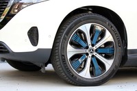 ブルーのラインが特徴的な「EQC400 4MATIC」のアルミホイール。サイズは試乗車の20インチが標準で、オプションとして21インチのものも用意される。