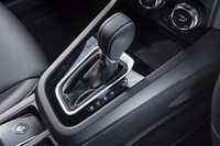 エンジン側に4段、駆動用モーター側に2段の変速機が備わっている。コントロールが複雑なため任意の変速はできないが、制御が適切なためそれが必要と思うシーンはほとんどない。