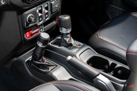 ローレンジの変速比は、標準車が2.717なのに対し「ルビコン」は4.000。最終減速比も前者の3.454に対し、後者は4.100となっている。