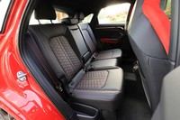 リアシートは130mmの前後スライド機構を搭載。シート表皮と合わせたレッドライン入りのシートベルトがおしゃれだ。