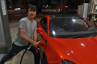 給油を促す警告灯が点灯したため、首都高での試乗を終えセルフガソリンスタンドで燃料を補給。「ポルシェ911」などと同じく、給油口がフロント側に設置されているのも「A110」の特徴だ。今回は容量45リッターの燃料タンクに対して、42リッターものハイオクガソリンを飲み込んだ。