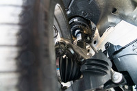 フロントサスペンションはロワボールジョイントにテンパリング加工を施すことでフリクションを低減。コンプライアンスブッシュの減衰力も高めている。