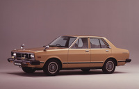 「日産スタンザ」。兄弟車の「バイオレット」「オースター」に存在した3ドアハッチバッククーペはなく、4ドアセダンのみでスタート。遅れて「スタンザ リゾート」と名乗る5ドアハッチバックが加えられた。