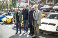 「ランボルギーニ・ミウラ」の50周年イベントより、ミウラの開発に携わったエンジニアのパオロ・スタンツァーニ（写真向かって左）とジャンパオロ・ダラーラ（同右から2番目）、デザイナーのマルチェロ・ガンディーニ（同右）。左から2番目にいるのは、ランボルギーニの研究・開発部門担当取締役のマウリツィオ・レッジャーニCTOだ。