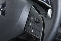 最新モデルには高速道路同一車線運転支援機能「マイパイロット」が搭載される。システムを起動するとアクセルとブレーキ、ステアリングを車両側が自動制御し、ドライバーの負担を軽減してくれる。