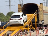 ハンサルプール工場で完成した車両は鉄道によって運ばれていく。