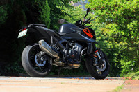 2024年2月に発表、この7月に発売される「KTM 990デューク」。「890デューク」の後継モデルで、エンジン、フレーム、デザインと全面刷新された。