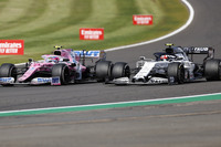 アルファタウリのピエール・ガスリー（写真右）は、予選Q2でレーシングポイントのランス・ストロール（同左）とまったくの同タイムをマークするも、先にストロールのほうが計測されたため惜しくもQ3進出ならず11位。レースではベッテルをオーバーテイクし入賞圏に入ると、そのストロールをも華麗にオーバーテイクし7位入賞を果たした。チームメイトのダニール・クビアトは予選14位となるも、ギアボックス交換で5グリッド降格し19番グリッドからスタート。13周目に突如リアが変調を来しクラッシュ、リタイアとなった。（Photo=Getty Images / Red Bull Content Pool）