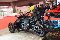 
	「カンナム・スパイダーF3-S」のリアビュー。
	