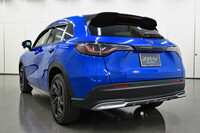 外装にはロワガーニッシュやテールゲートスポイラーなどの空力パーツも用意されるが、いずれもベース車の雰囲気を崩さない造形でまとめられている。