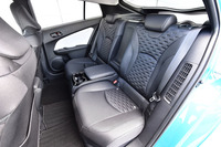 「プリウスPHV」の後席は2人掛け。左右座席間には小物入れが設けられている。