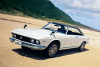 1969年に市販化された「ルーチェ ロータリークーペ」。全長×全幅×全高＝4585×1635×1385mm、ホイールベース＝2580mmというサルーンより200mm以上長く、わずかに低いボディーに655cc×2の13A型ロータリーエンジンを積み、前輪を駆動する。