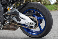 タイヤには同車専用設計の「ブリヂストン・バトラックス ハイパースポーツS22」を採用。サイズは、前が120/70ZR17、後ろが190/55ZR17だ。