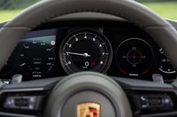 伝統の5連メーターはセンターのエンジン回転計のみが機械式で、左右の2つずつは液晶表示式に変更。地図データなども表示できる。