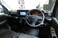 「アトレーワゴン」では、ピアノブラック調の装飾パネルによって高級感がアピールされている。