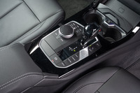 センターコンソールに配されたレバータイプのシフトセレクター。トランスミッションはトルコン式の8段ATだ。