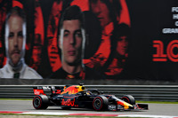 レッドブルは、中国GP予選でメルセデス、フェラーリに次ぐ3列目という“いつものポジション”。しかし2台とも予選最後のアタックはできずに終わっていた。Q3セッション終了間際にコースに出たマシンがあまりにも多く、コース上は混み合い、レッドブルを含め計時に間に合わないマシンが出てしまった。通常はアタック前のアウトラップで前車を抜くことはマナー違反だが、マックス・フェルスタッペン（写真）の横をセバスチャン・ベッテルとルノーの2台がすり抜け、フェルスタッペンの怒りを買うことに。気を取り直して迎えたレースでは、5番グリッドからフェラーリの一角を切り崩して4位フィニッシュ。開幕から3戦、トップ2チームとの決して小さくない差を前に、マシンの改良を進めているという。（Photo=Red Bull Racing）
	 