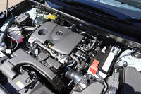 「RAV4アドベンチャー」を含むガソリンエンジン車が採用する2リッター直4 DOHC 16バルブエンジンは、最高出力171ps、最大トルク207Nmを発生。トランスミッションは、「ダイレクトシフトCVT」と呼ばれる機械式発進ギアとCVTを組み合わせた10段シーケンシャルシフトマチックを搭載する。