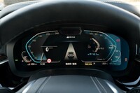 フル液晶タイプのメーターパネルを標準装備。青のアクセントはプラグインハイブリッドの「530e」専用だ。