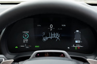 12.3インチのTFT液晶メーターには、ナビ画面の表示機能も採用。ただし、一部ライバルメーカーのそれのように、モニター全体にナビ画面を映すことはできない。