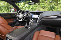 今回のマイナーチェンジで、新しい内装色「コナブラウン」が加わった。