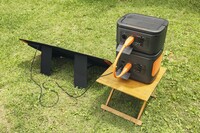 ソーラーパネルとポータブル電源、拡張バッテリーを背面から見たところ。接続方法は互いにコードを1本渡すだけと、非常にシンプル。