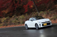 見えないところでは、シャシーのフロントとリアにブレースを追加するとともに、センターブレースの形状を変更。ボディー剛性を高めている。