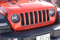 縦型スロットと丸目のランプを組み合わせた、「ラングラー」伝統のフロントフェイス。ヘッドランプはモダンなLED式となる。