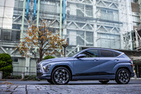 「ヒョンデ・コナ ラウンジ」のボディーサイズは全長×全幅×全高＝4355×1825×1590mm、ホイールベースは2660mm。先に上陸したクロスオーバーBEVの「アイオニック5」より全長が280mm短いコンパクトなサイズが特徴だ。