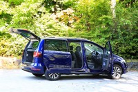 リア左右のドアは、電動スライド式。間口は広いとはいえないが、2列目の左右シートが斜め前方に倒れるため、3列目シートへのアクセスは良好。