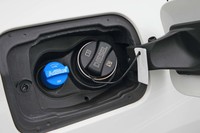 「X3 M40d」の給油口（写真右）。左に見える青いキャップは、排ガスを浄化するためのAdBlue（アドブルー）の投入口。