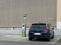 【写真E】ドイツ系ディスカウントスーパーマーケットのリデルで。新たに充電器を備えたのだが、故障中の張り紙が。加えて、EVでもPHEVでもない「シトロエンC4スペースツアラー」が駐車してしまっている。2021年8月に撮影。