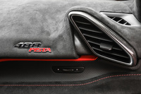 ダッシュボードの助手席前方には、車名ロゴのエンブレムが添えられる。