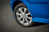 タイヤサイズは「スティングレー ハイブリッドT」のみが165/55R15で、その他はすべて155/65R14。「ハイブリッドFZ」には写真のアルミホイールが標準装備される。