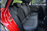 後席の定員は3人。背もたれ部分は60：40の分割可倒式になっている。