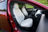 ピュアホワイトレザーのインテリアカラーは「セダン」のみにラインナップされる。